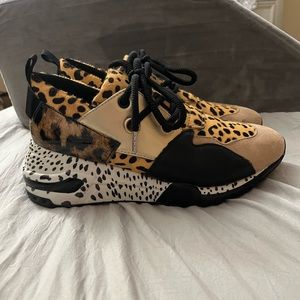 Steve Madden cliff sneaker in animal print. Size 8.5.